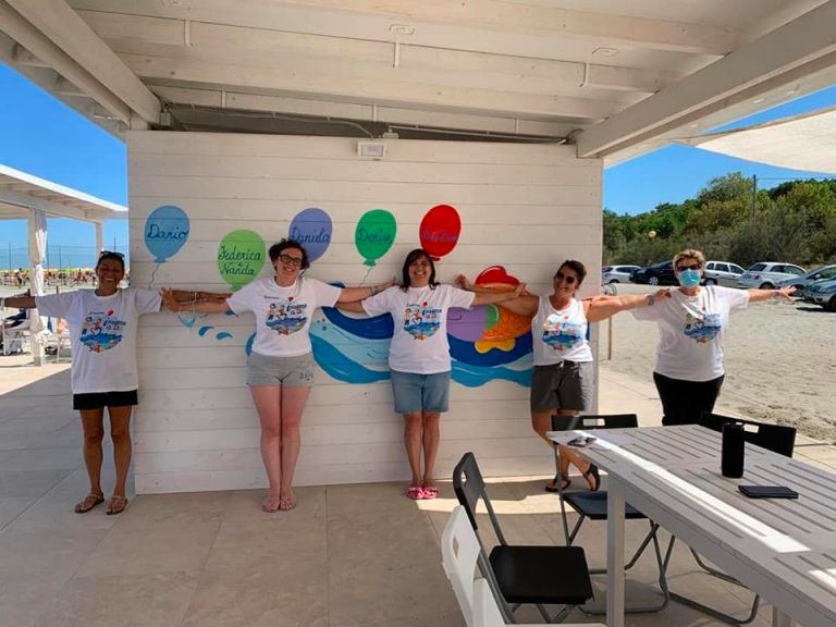Debora e la spiaggia attrezzata per la disabilità: “Le mie figlie orgogliose del loro papà” [da Emilia Romagna Mamma]
