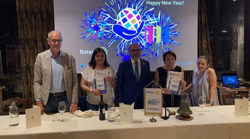 Il Rotary Club di Faenza contribuisce all’acquisto di ombrelloni e lettini per “Insieme a te”