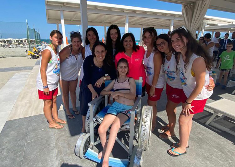 Il Ministro per le disabilità Alessandra Locatelli in visita alla spiaggia Insieme a Te