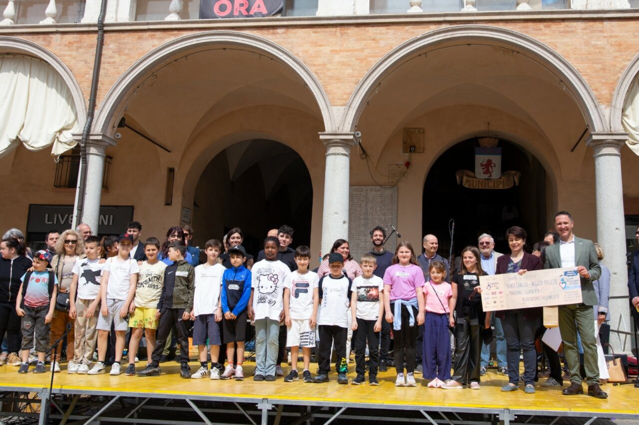 La 4a B “Pirazzini” di Faenza (per il Comune di Faenza) e le 1e B/C “Pascoli” di Riolo Terme (per l’Unione della Romagna Faentina) vincono il Premio Camillo del concorso “Con Camillo alla Spiaggia dei Valori”.